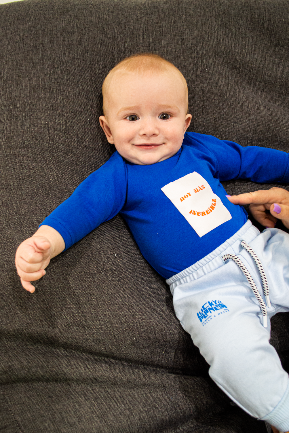 SUDADERA AZUL PLANETA FAVORITO BEBÉ – Qua Kids - Main Image