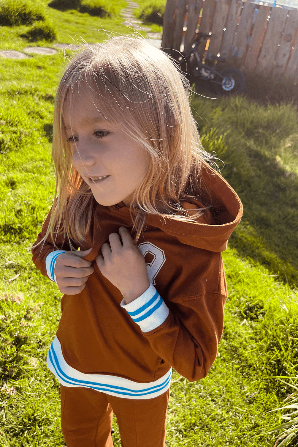 HOODIE OCRE EQUIPO TIERRA