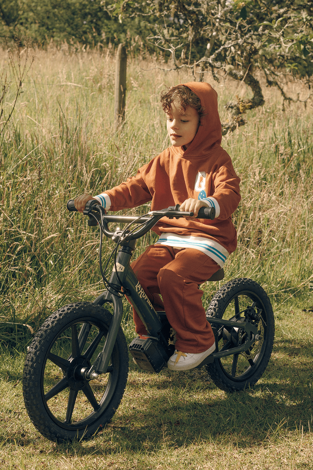 HOODIE OCRE EQUIPO TIERRA